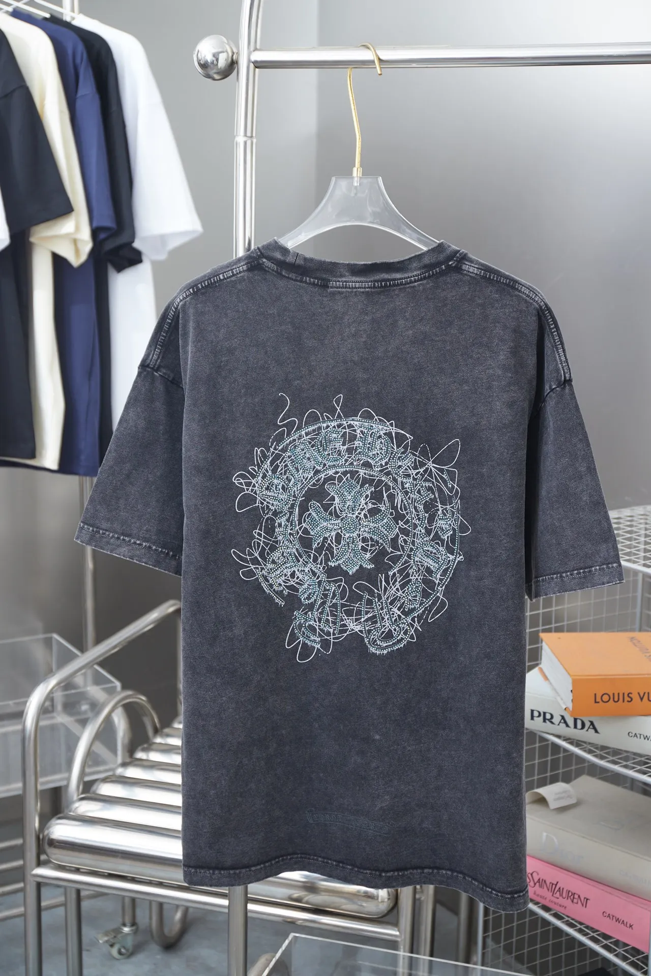 🅿️200 Ch*ome Hearte 25SS early spring new model, short-sleeved with Kro heart logo, hot diamonds, light luxury, essential item for daily commuting for men and women, correct version, welcome to compare, detailed features · 320g 100% pure cotton double yarn jersey fabric · Custom dyed in the same vat, special thickened 32 count double-strand 1X1 thread · Digital direct printing ➕ Australia imported pearlescent diamonds · Ready-to-wear dyeing Then do the faded fried snowflake process, then wash it to make it look old · General washing to improve the effect · Double-needle stitching across the seam process · Original main mark, washed tag brand moisture-proof paper packaging Color: black/apricot/green/maroon Size: S/M/L/XL
